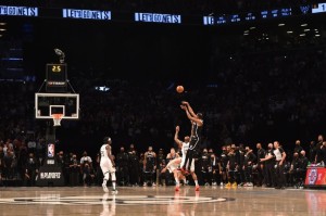  字母哥暴扣统治内线雄鹿轻取公牛豪取五连胜佳绩