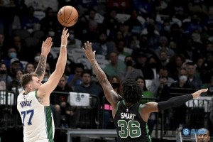  东契奇超远三分绝杀独行侠险胜凯尔特人